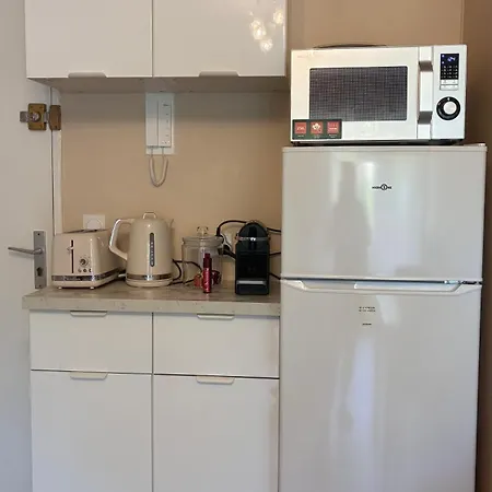 Très Joli T2 De 40m2 à 300m Clim, Balcon, Garage, Cosy Et Confort Appartement