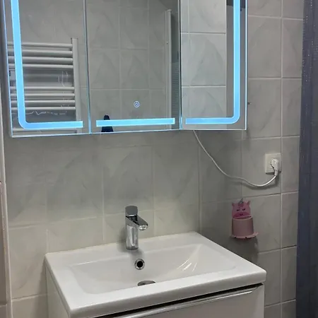 Tres Joli T2 De 40m2 A 300m Clim, Balcon, Garage, Cosy Et Confort דירה *