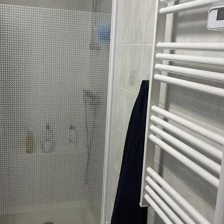 Très Joli T2 De 40m2 à 300m Clim, Balcon, Garage, Cosy Et Confort Appartement *